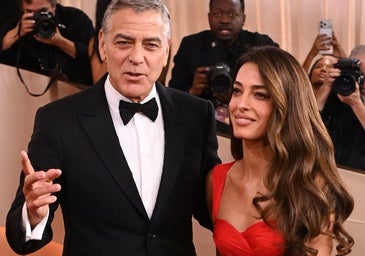 Amal Clooney nunca falla: cómo ser la invitada perfecta a los Globos de Oro 2026 con un espectacular vestido rojo